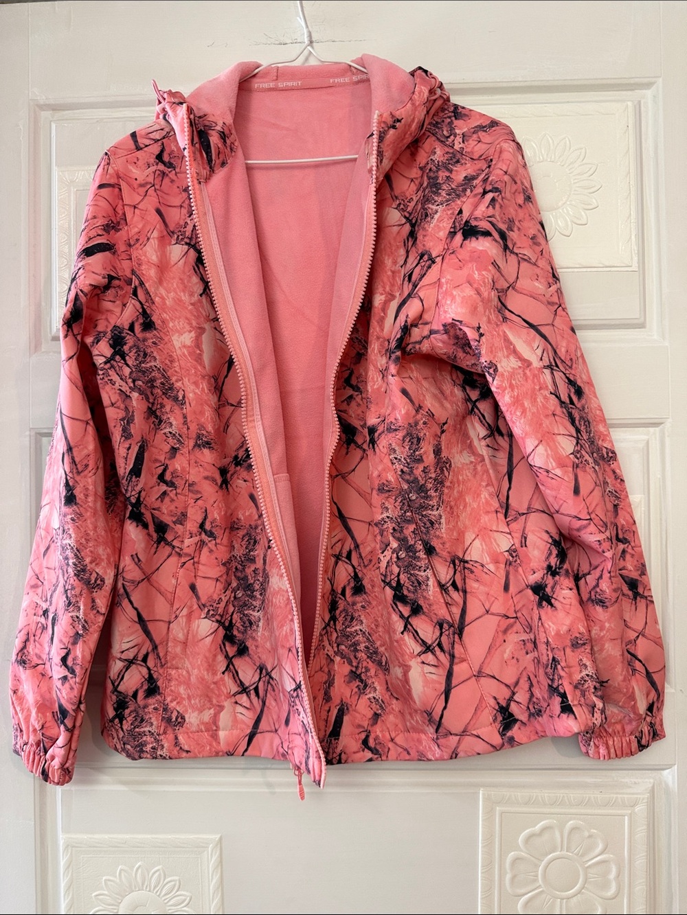 Rain jacket with lining, hood and pockets. Camo print
